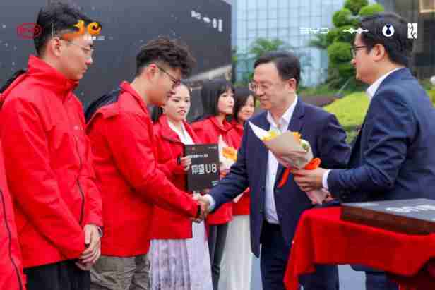 跨越千万大关,王传福为幸运锦鲤兑奖90台新车!