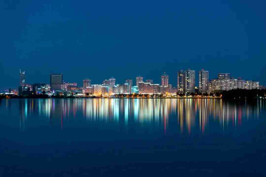 夜景拍得不好看,很可能是画面不够干净