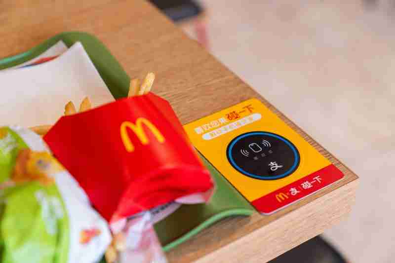 麦当劳全国 3000 家门店上线“碰一下”,手机触碰桌上“贴纸”即可点餐