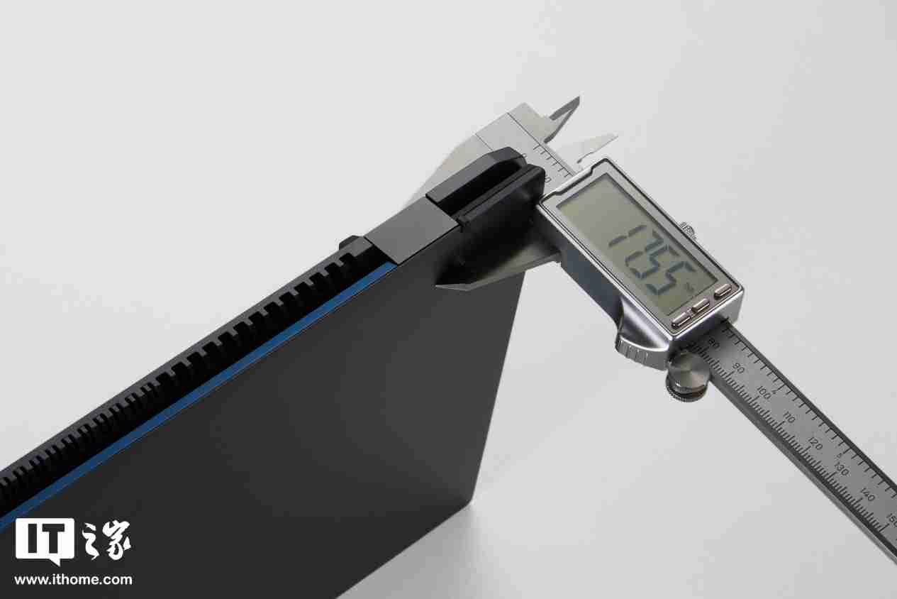 【IT之家开箱】微星尊爵 13 AI+ Evo 2024 图赏：990g 极致轻薄本