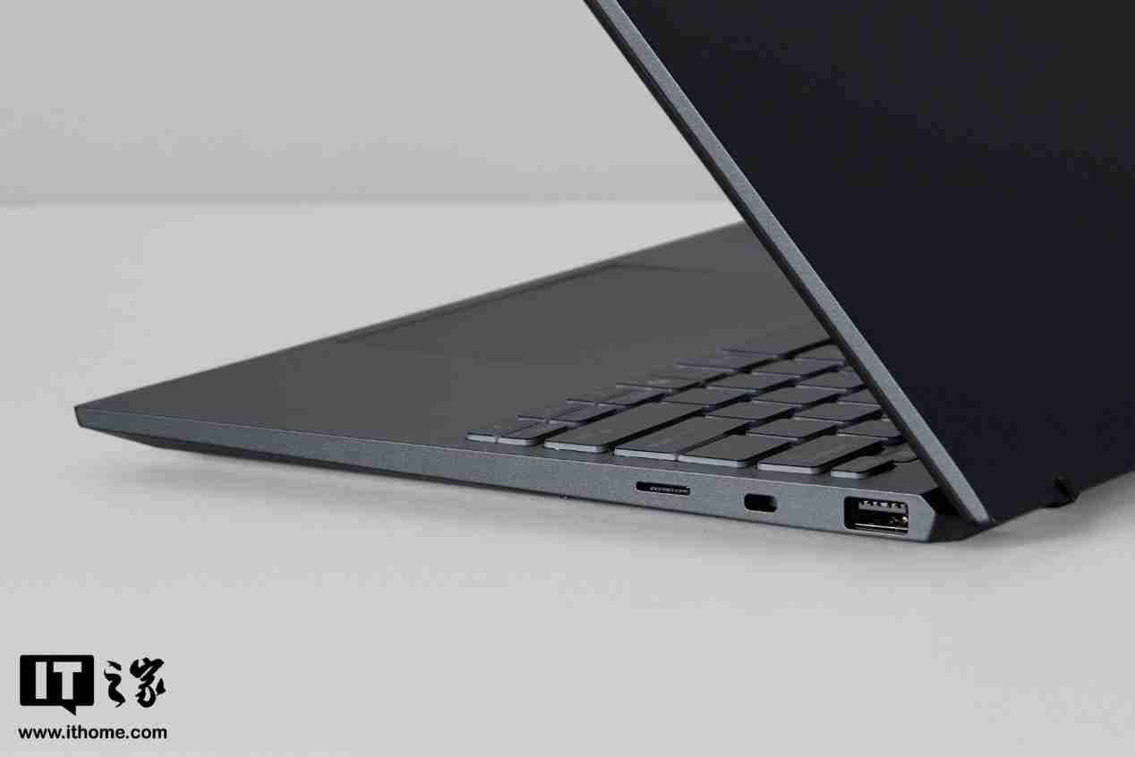 【IT之家开箱】微星尊爵 13 AI+ Evo 2024 图赏：990g 极致轻薄本