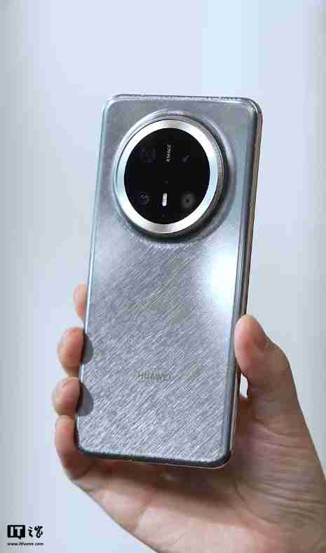 余承东首秀华为 Mate 70 Pro+ 真机外观，“金丝银锦”配色特别后盖材质