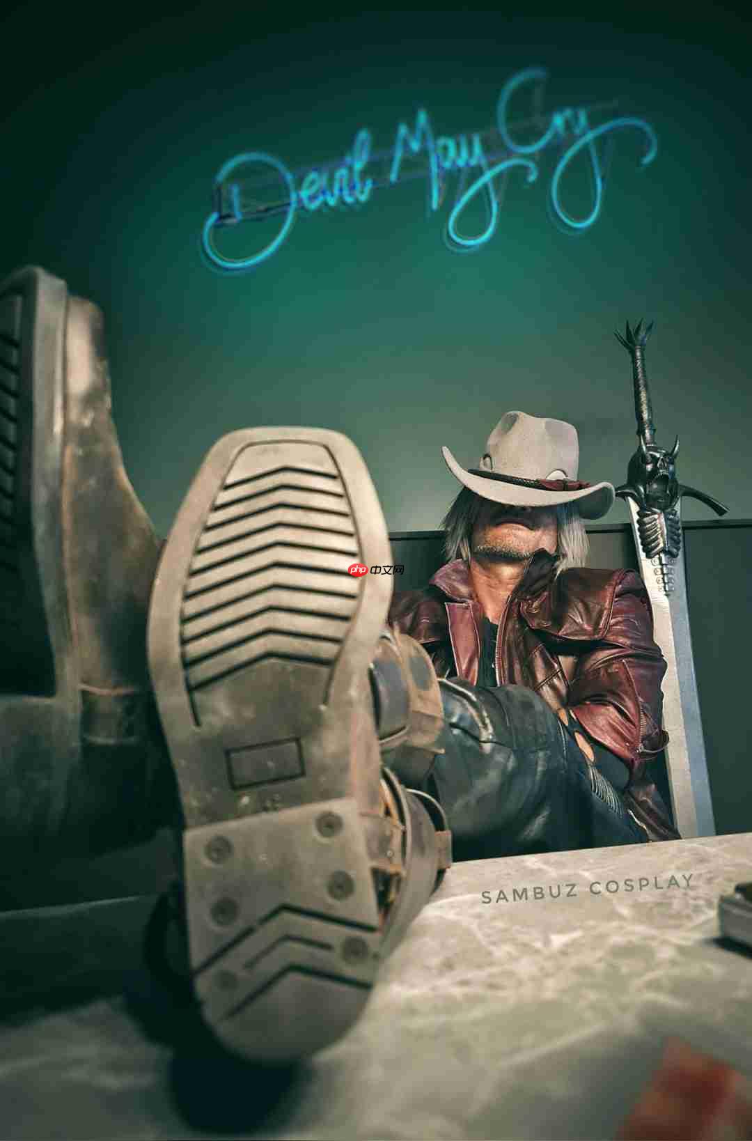 皮衣配圣诞帽！意大利Coser演绎《鬼泣5》圣诞但丁