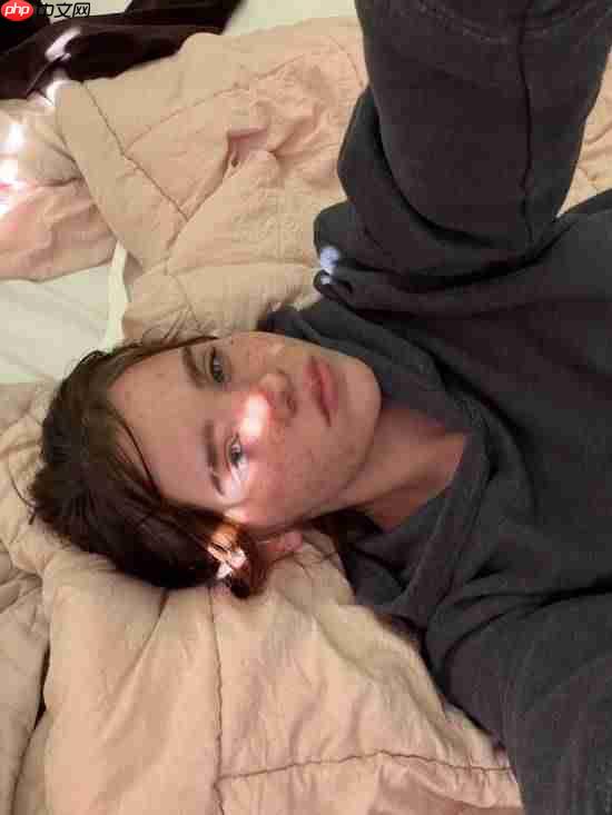 连性取向都还原了!玩家情侣COS《最后生还者》艾莉和蒂娜