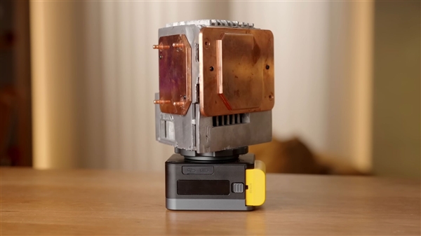 真大神!中国女玩家打造三合一游戏主机:PS5、Xbox Series S、Switch 2首次合体