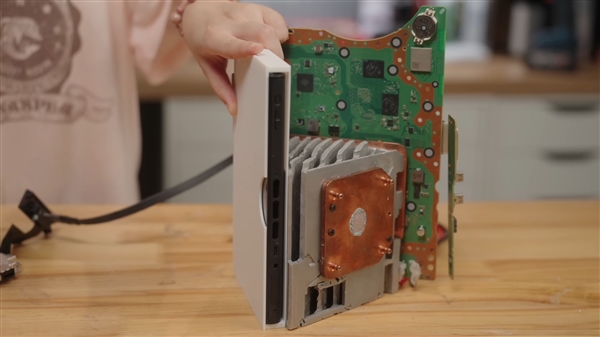 真大神!中国女玩家打造三合一游戏主机:PS5、Xbox Series S、Switch 2首次合体