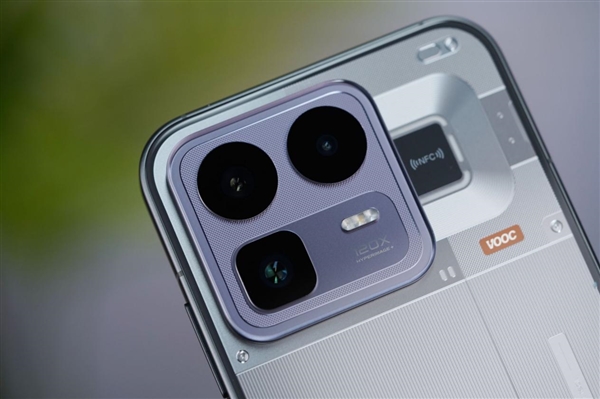 透明RGB光环 辨识度拉满！真我Neo8图赏