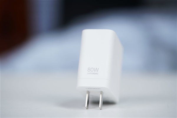 透明RGB光环 辨识度拉满！真我Neo8图赏