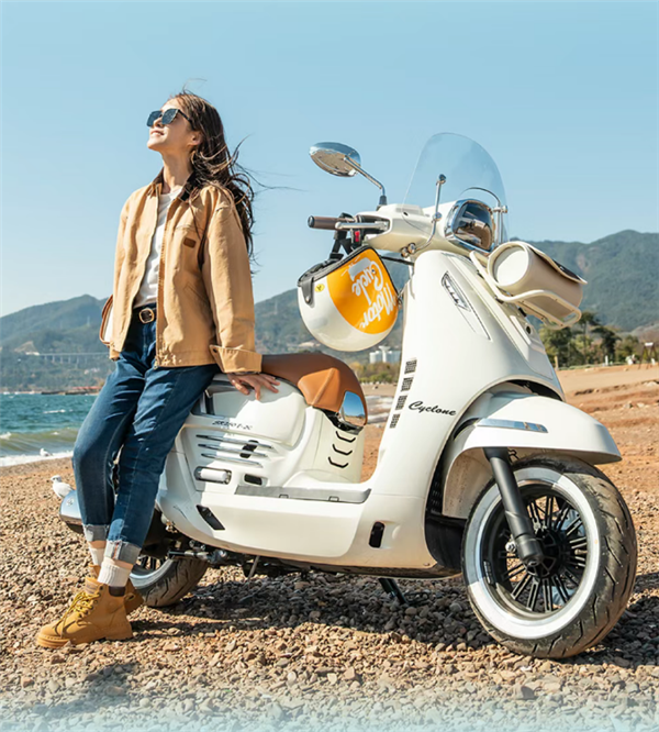 摩托车也卷飞了！赛科龙复古踏板RT250E上市：14999元起