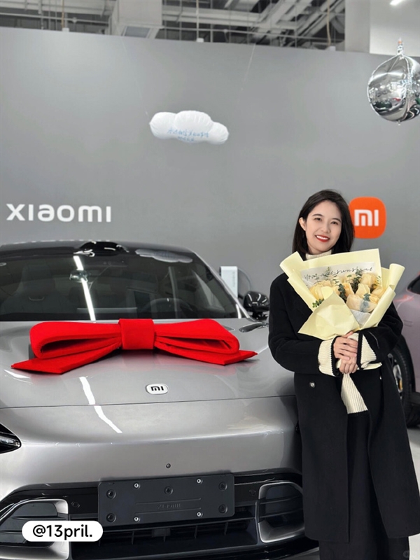 雷军晒喜提小米新车的车主:小姐姐一个比一个漂亮
