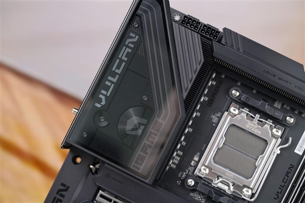 刷新超频记录！七彩虹iGame X870E Vulcan OC V14图赏