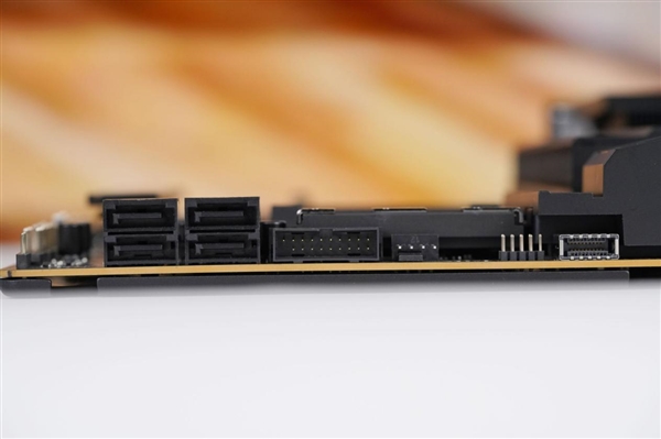 刷新超频记录！七彩虹iGame X870E Vulcan OC V14图赏