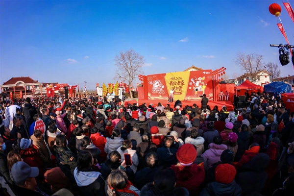 刘强东父母回光明村过年:穿儿媳买的大衣很朴实