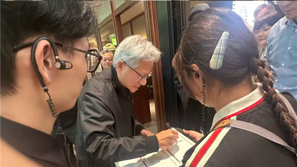 会做生意!饭店老板在桌上放牌子:英伟达CEO千亿富豪黄仁勋坐过的位置