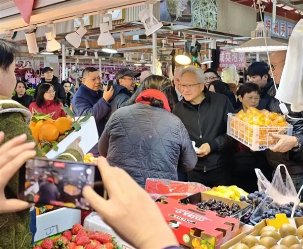 会做生意!饭店老板在桌上放牌子:英伟达CEO千亿富豪黄仁勋坐过的位置