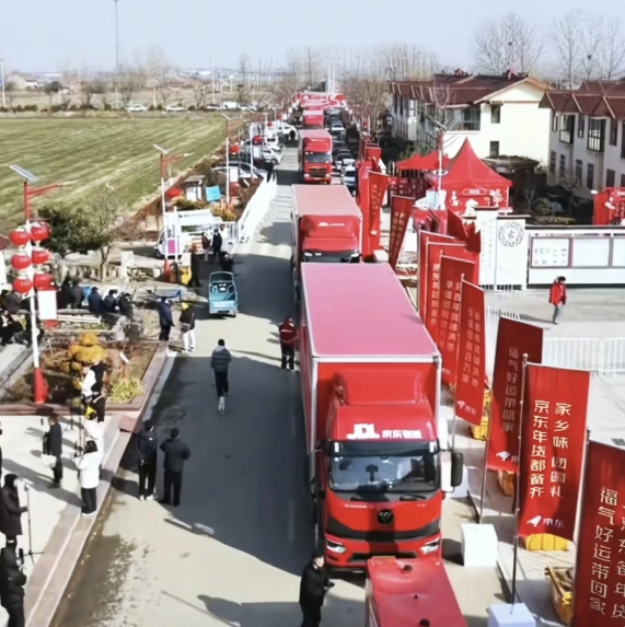 刘强东父母回光明村过年:穿儿媳买的大衣很朴实