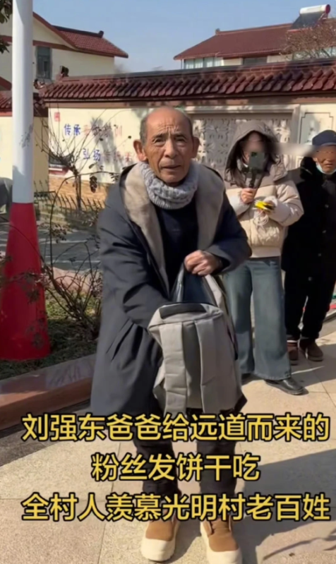 刘强东父母回光明村过年:穿儿媳买的大衣很朴实