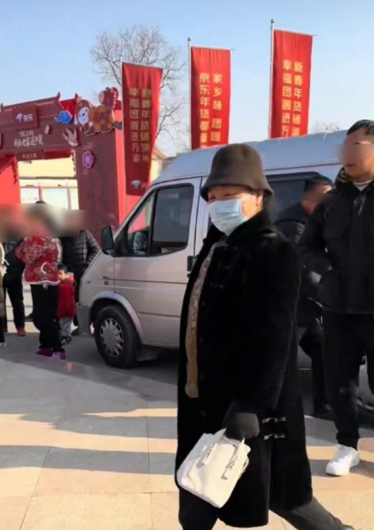 刘强东父母回光明村过年:穿儿媳买的大衣很朴实