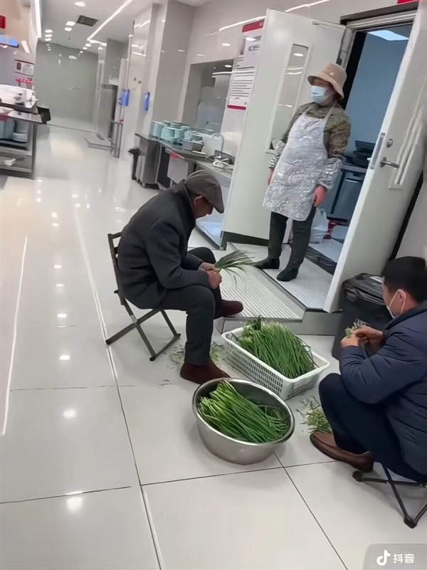 刘强东父母回光明村过年:穿儿媳买的大衣很朴实