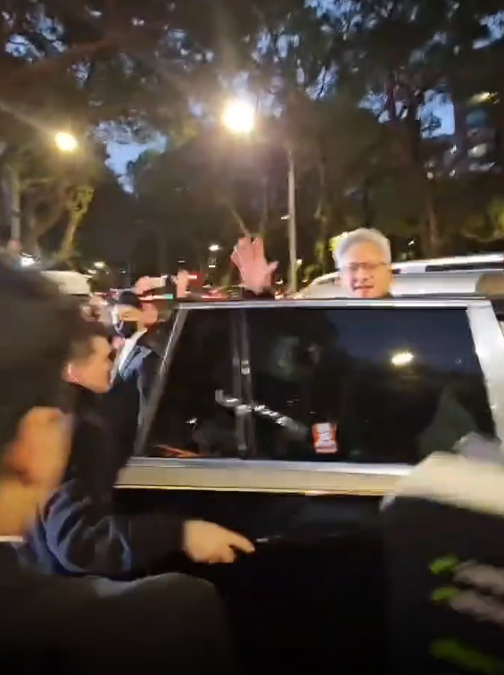 黄仁勋换车了！奔驰迈巴赫GLS 600双拼色车身、大饼轮毂霸气侧露