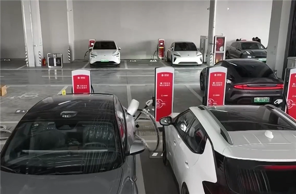 单日满足超6000台车充电需求 全国最大规模高速公路超充站投运