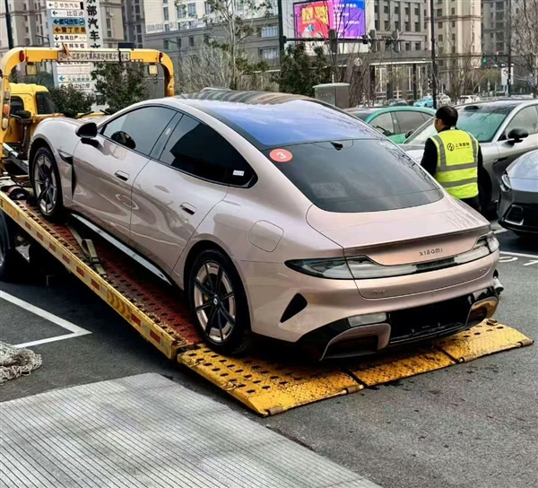 22.99万起售 全新小米SU7流金粉实车曝光:女车主又要暴增了