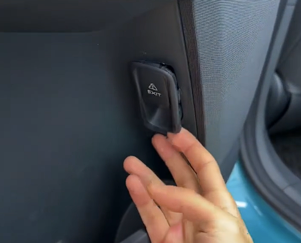 网友实测通过机械装置开某007后门：比唐僧取经还难