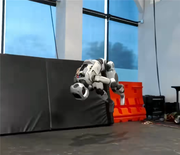 波士顿动力人形机器人进化太神速：Atlas已学会连续空翻